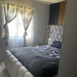 Lux Living 2 Bed Apartment, hotel a Farmall