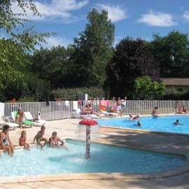 ZEcamping 3 animé piscine à 1km de la plage dog friendly club enfant, hotel in Thiviers