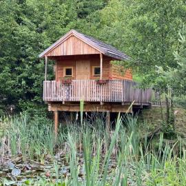 Glamping Mali Raj, hotel di Dolenci