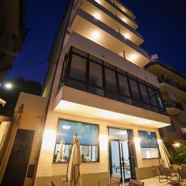 Hotel Riviera, готель у місті Пішьотта