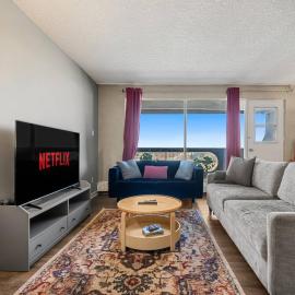 1BR King Bed Downtown Calgary with Parking, Gym, Sauna and Court