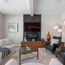 Luxurious Home Near Canal Central AC and Pool Table, hotel v mestu Airdrie