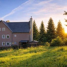 Forest House near Klínovec with 5 Independent Apartments, hotel in Kovářská