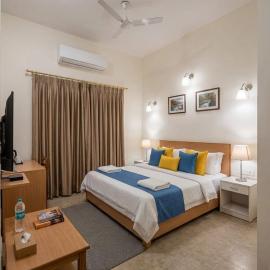 Krishna Kunj Resort, khách sạn ở Chhatikara