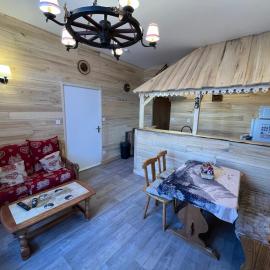Les Roitelets "MONTAGNARD" - Appartement T2 avec Mezzanine - Thème Montagne - Entièrement NEUF - Classé 3 étoiles - Proche Centre-ville & Thermes - Ménage et Linge de maison INCLUS, hotel in La Bourboule
