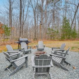 Family-Ready Efland Home w/ Hot Tub + Deck, hotel a Efland