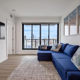 Exquisite 2 Bed Condo near DT Core WFree Parking, hótel í Calgary