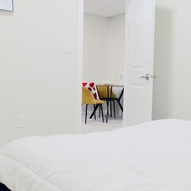 Cozy & Stylish Basement in Bonavista Winnipeg, хотел в Уинипег