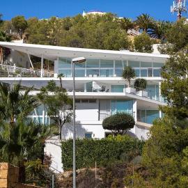 Luxury villa with fantastic views and large pool