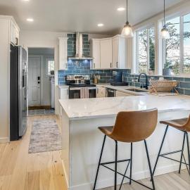 Walk to Shipyard: Bremerton Home w/ Patio!, hotel di Bremerton