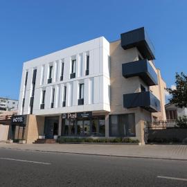Hotel Pusi, hotel Sauk városában