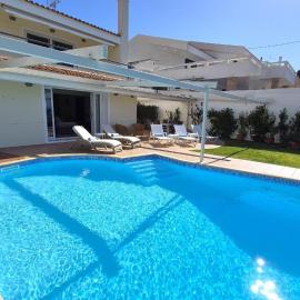 Holiday villa SUNJOY close to the beach, hotel em Sounio