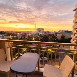 2 BR near NAIA SM BF Pool Balcony 6 guest、マニラのホテル