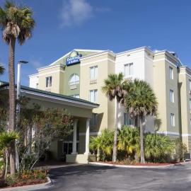 Days Inn & Suites by Wyndham Fort Pierce I-95, hotel sa Fort Pierce