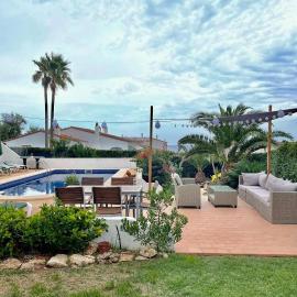 Villa for 8 with sea view and pool in Salgar