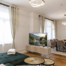 Charaktervolle 122qm Altbau-Ferienwohnung mit Stuck, viel Platz für Familien & Gruppen bis zu 8 Personen, Parkplatz inklusive