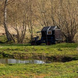 Kuschliger Schäferwagen mit Schlafsack autark auf Wiese, hotel di Hausbreitenbach