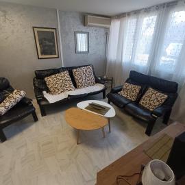 Jela - Spacious Two-Bedroom Apartment near City Center with Free Parking & Wi-Fi