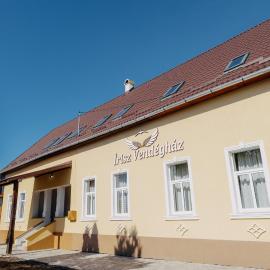 Írisz Vendégház, hotel in Lăzarea
