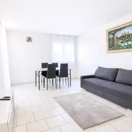 3 Mins to Train Station - Paris & DisneyLand - Cosy Wiener, hotel in Champs-sur-Marne