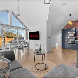 The Oak Sty - 2 Bed Countryside Cottage Escape in Durley with Hot Tub, Unique rural retreat, Private Parking, Sleeps 4 & Pet friendly - By Blue Puffin Stays