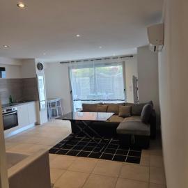 Studios dans une résidence sécurisée et calme avec place de parking, hotel in Villeurbanne