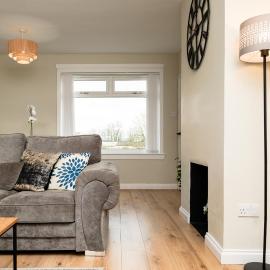 StayInFife - Central 3 Bedroom House in Glenrothes with Driveway, Parking, WIFI, Transport links to St Andrews and Edinburgh