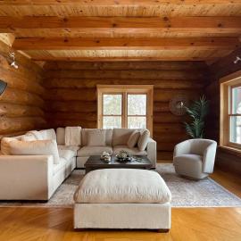 Nordic Log House Retreat on the River, hotel di Fort Coulonge