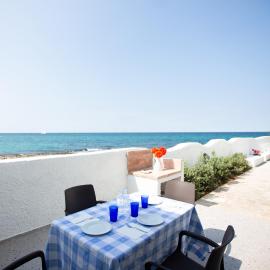 SeaSide Paradise - Seafront Terrace Apartment by BariHouses โรงแรมในCozze