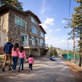 Haven Pine Vista Khaira Gali - 4BR Home with Balcony, BBQ & Valley Views, hotel in Khaira Gali