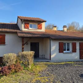 maison avec jardin 2000 m2, hotel din Veyre-Monton