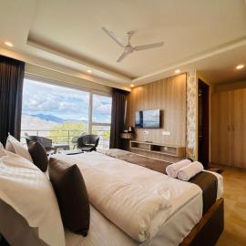 Viesnīca The Hill Heaven A Luxury Property With Balcony & Mountain View Rooms pilsētā Massūrī