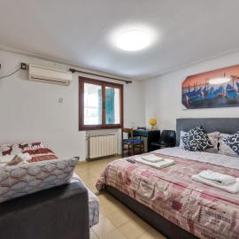 Villa jolly mini appartament, hotel in Marghera