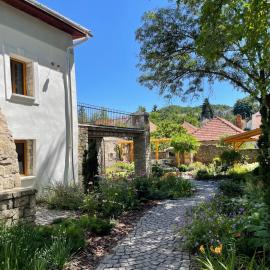 TR 1823 Vendégház, Hotel in Mád