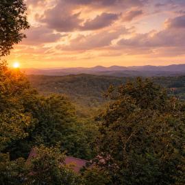 Bella Vista! Long range MTN views, Hot Tub, Close to town and Lake
