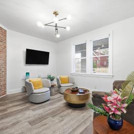Bright & Clean 2BR Near Downtown Porch Parking、ピッツバーグのホテル