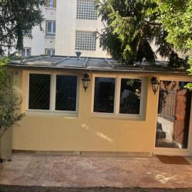 Studio rénové avec petite terrasse privative