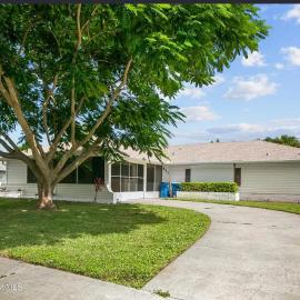 Spacious home in sunny Palm Bay near Space Coast