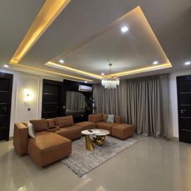 Urban Quest Shortlets Emerald Suite Luxury 2 Bedroom Apartment Lekki, hotel en Araromi