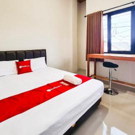 RedDoorz near Stasiun Purwokerto 2，普禾加多的飯店