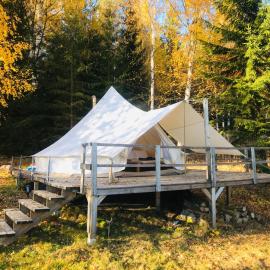 Glamping tent in a forest, lake view, hotel sa Bjuråker