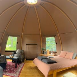 Romantic night in a dome tent lake view, hotel sa Bjuråker