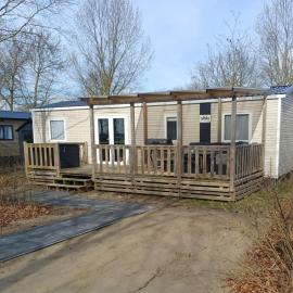 Chalet Lauwersoog mét airco!, hotel in Lauwersoog