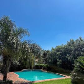 Out of The Blue - Guest Cottage, hotel in Roodepoort