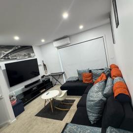 Lovely townhouse-3 bedroom 1 study in coombs, hotel in Weston Creek