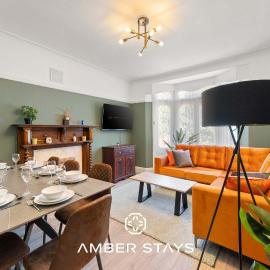 Stylish 5 Bed Home in Forest Hill by Amber Stays, Perfect for Business & Contractors Sleeps 16!