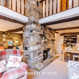 Sunny Side Barn in Cracoe North Yorkshire by Amber Stays Perfect for Big Groups and Leisure Stays, Sleep 8 and Parking, Hotel in Cracoe