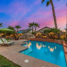 Pet-Friendly 4BR Oasis - Heated Pool Firepit & BBQ, hotel i Chandler