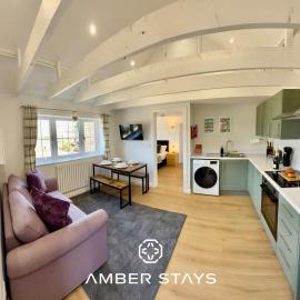 Four Counties Cottage in Collyweston by Amber Stays, Perfect for Getaways with Free Parking