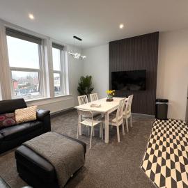 Spacious 4 Bed Duplex - sleeps 2, 4 or 6 - Near Beach and Town